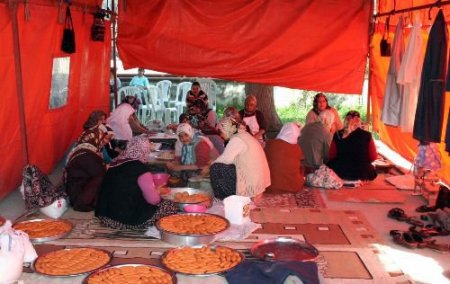 Dörtyol'da Öğrenciler Yararına Kermes Açıldı
