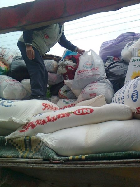 Dörtyol'dan Suriye halkına un ve battaniye yardımı yapıldı