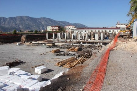 Döşemealtı Belediyesi'nin hizmet binası inşaatı devam ediyor