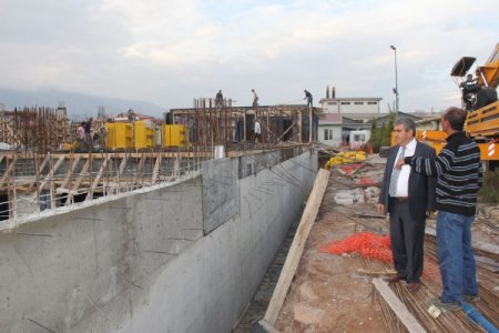 Döşemealtı Belediyesi'nin hizmet binası inşaatı devam ediyor