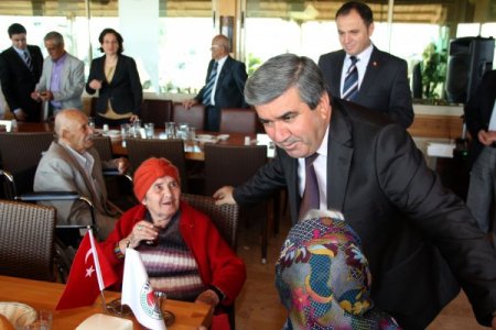 Döşemelatı Belediyesi Yaşlıları Kahvaltıda Buluşturdu