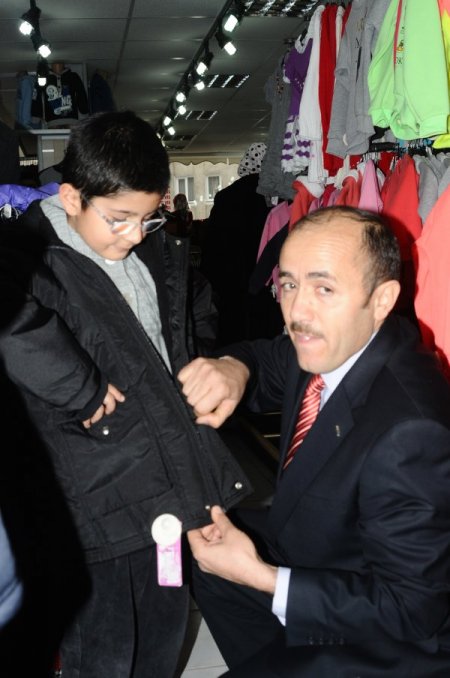 Dosteli Derneği, deri parasıyla 300 yetimi sevindirdi