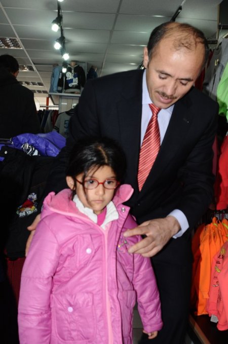 Dosteli Derneği, deri parasıyla 300 yetimi sevindirdi