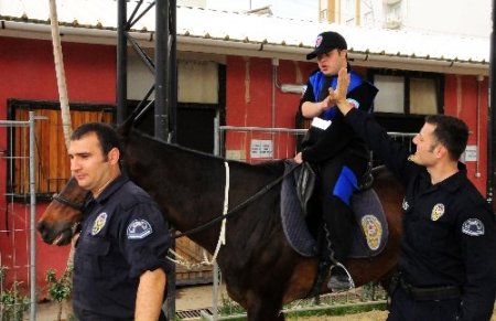 Down sendromlu çocuklar atlı polis oldu