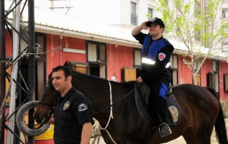 Down sendromlu çocuklar atlı polis oldu