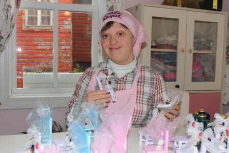 Down sendromlu gençler, nikah şekeri yaparak terapi görüyor