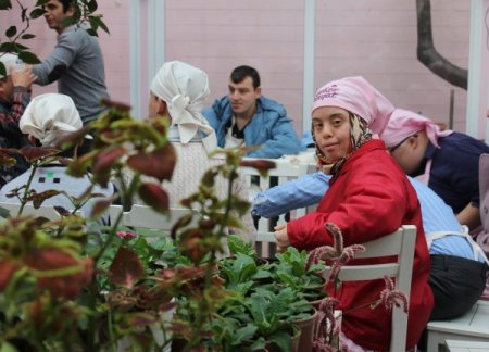 Down sendromlu gençler, nikah şekeri yaparak terapi görüyor