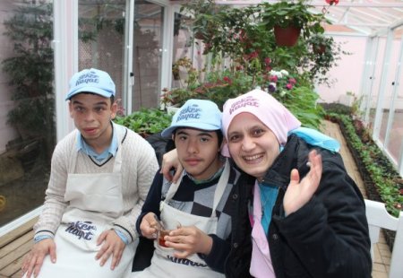 Down sendromlu gençler, nikah şekeri yaparak terapi görüyor