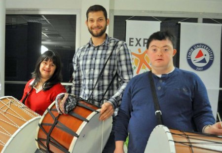 Down sendromlu gençler ritm tutmasını öğrendi