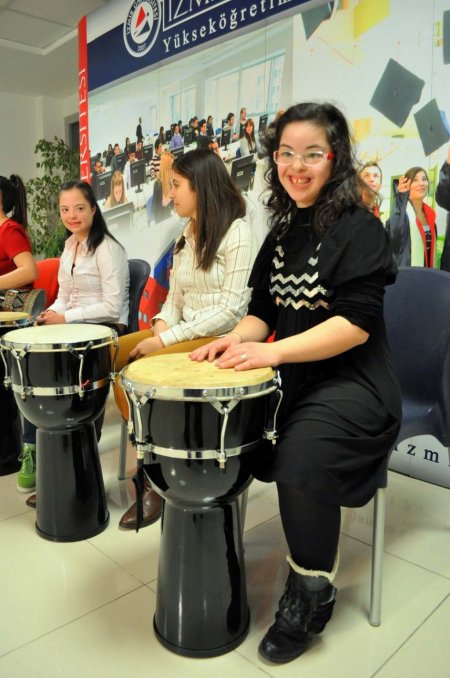 Down sendromlu gençler ritm tutmasını öğrendi