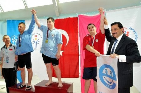 Down Sendromlu yüzücüler kıyasıya yarıştı