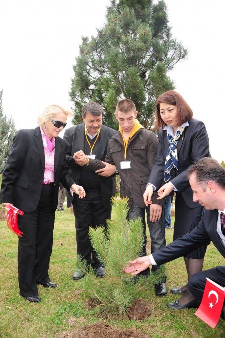 Down Sendromlular isimlerini taşıyan 120 ağaç dikti