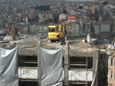 Dozer Binaya Çıktı