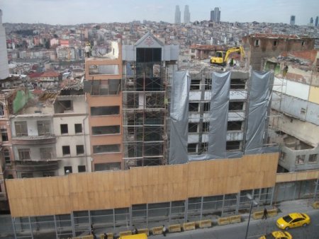 Dozer Binaya Çıktı