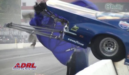 Drag Yarışında Kameraman Ve Sürücü Ölümden Döndü