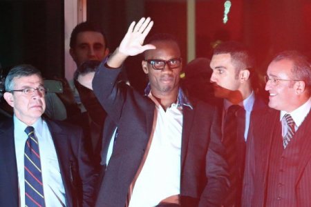 Drogba'yı taraftar ve basın ordusu karşıladı