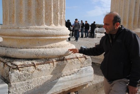 DSP'li Çakmak: Apollon Tapınağı'ndaki küflü demirler turizme zarar veriyor