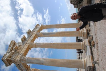 DSP'li Çakmak: Apollon Tapınağı'ndaki küflü demirler turizme zarar veriyor