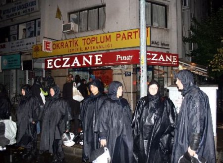 Dtp İzmir İl Binasına Taşlı Saldırı (2)