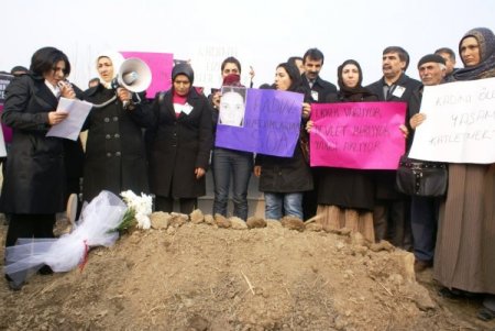 Dtp'li Kadınlar Töre Cinayetlerini Protesto Etti