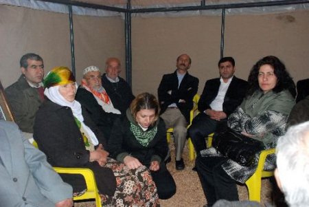 Dtp'liler, Aydın Erdem'in Ailesine Taziye Ziyaretinde Bulundu