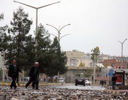 Dtp'liler, Öcalan İçin Diyarbakır'da Olay Çıkardı