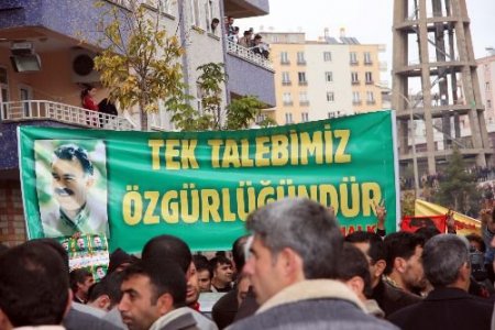 Dtp'liler, Öcalan İçin Diyarbakır'da Olay Çıkardı