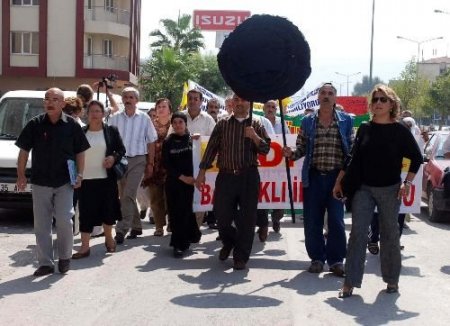 Dtp'liler Ak Parti İzmir İl Binası Önüne Siyah Çelenk Koydu
