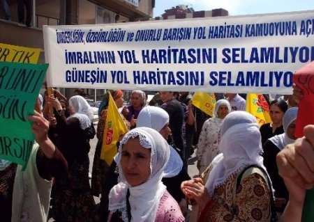 Dtp'liler Ak Parti İzmir İl Binası Önüne Siyah Çelenk Koydu