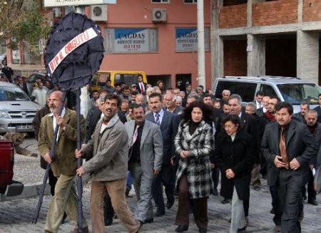 Dtp'lilerden Mhp Ve Chp'ye Tepki