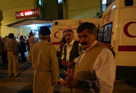 Dtp'lileri Taşıyan Otobüs Devrildi: 2 Ölü, 25 Yaralı