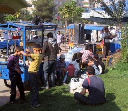 Dtp'nin Mitingi Seyyar Satıcılara Yaradı