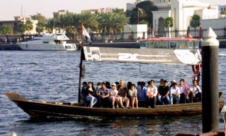 Dubai koyunda renkli tekne keyfi (Özel)