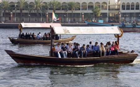 Dubai koyunda renkli tekne keyfi (Özel)