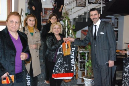 Düğün Hazırlığı Yapan Çiftlere 'Evlilik Kitabı' Hediye Ediyor