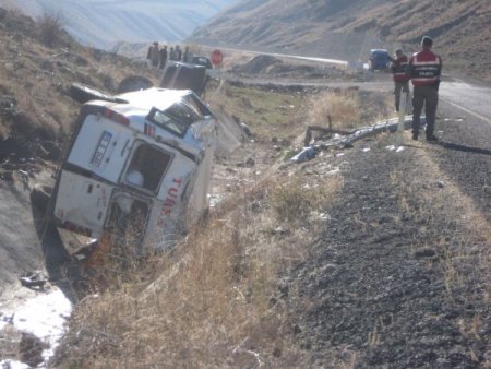 Düğün konvoyunda kaza: 1 ölü, 10 yaralı