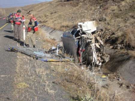 Düğün konvoyunda kaza: 1 ölü, 10 yaralı