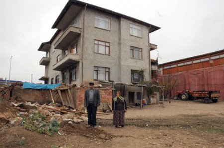 Düğün salonunu BİMER’e şikayet ettiği için tandırlığının yıkıldığını iddia etti