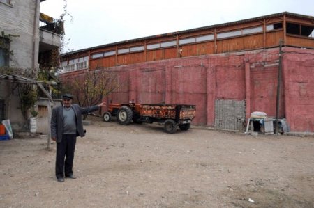 Düğün salonunu BİMER’e şikayet ettiği için tandırlığının yıkıldığını iddia etti