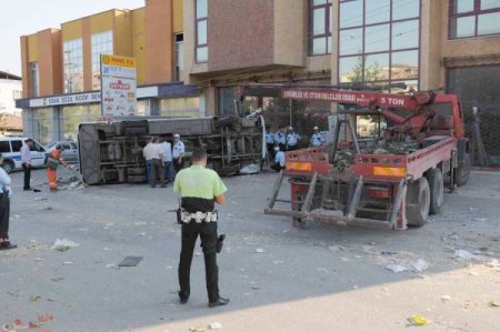 Düğün Yolunda Kaza: 2 Ölü, 20 Yaralı