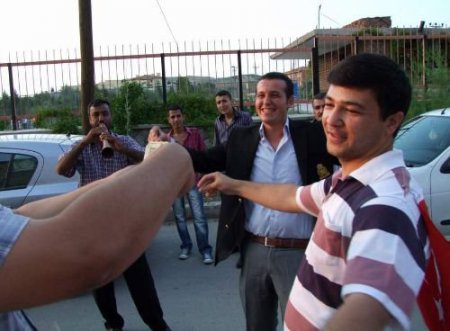 Düğüncüler, Yurt Dışından Yakınlarına 1 Dolar Getirtiyor