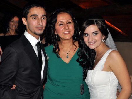 Düğüne gelemeyen Rus aile kızlarının nikahını internetten takip etti