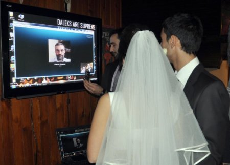 Düğüne gelemeyen Rus aile kızlarının nikahını internetten takip etti