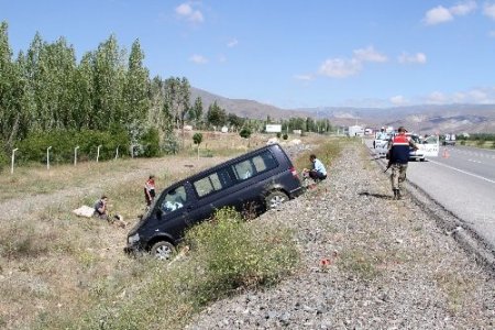 Düğüne giden minibüs Erzincan'da şarampole uçtu: 11 yaralı