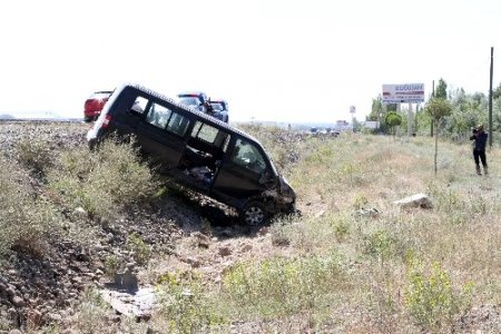 Düğüne giden minibüs Erzincan'da şarampole uçtu: 11 yaralı