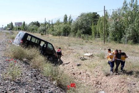Düğüne giden minibüs Erzincan'da şarampole uçtu: 11 yaralı