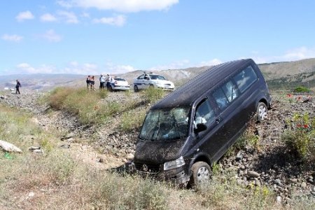 Düğüne giden minibüs Erzincan'da şarampole uçtu: 11 yaralı