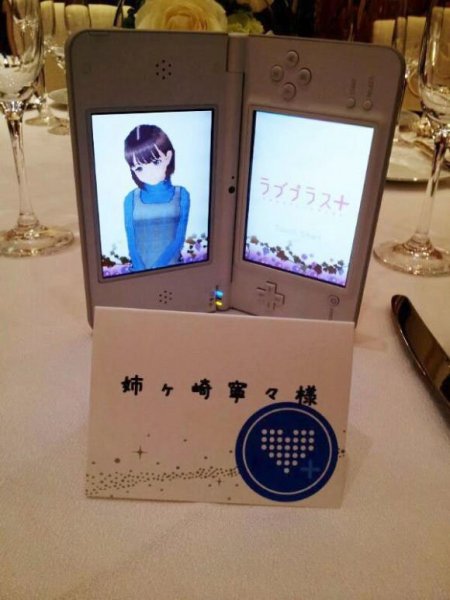 Düğününe sanal sevgilisini de getirdi