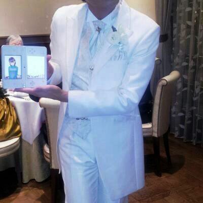 Düğününe sanal sevgilisini de getirdi