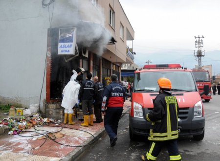 Dükkanını yakmak isteyen bakkal kendisi de yandı